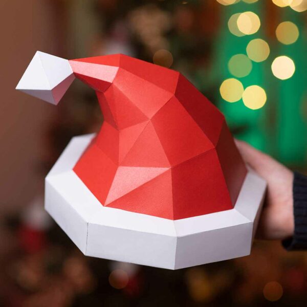Gorro de Navidad de papel 3D hecho con plantillas de un PDF descargable