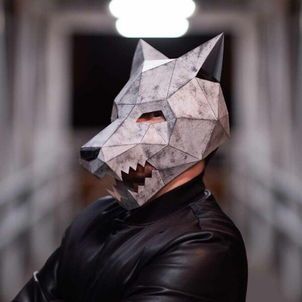 Máscara de lobo de papel 3D hecha con plantillas de un PDF descargable