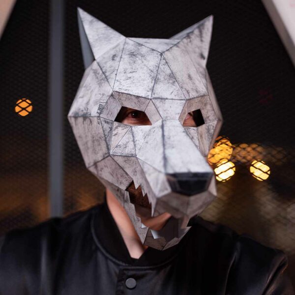 Máscara de lobo de papel 3D hecha con plantillas de un PDF descargable