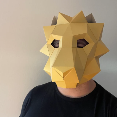 Máscara poligonal de león hecha con cartulina amarilla