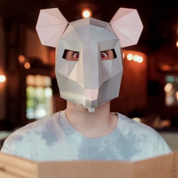 Máscara de ratón de papel 3D hecha con plantillas de un PDF descargable
