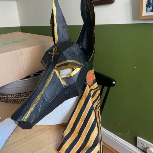 Máscara de Anubis egipcia negra y dorada