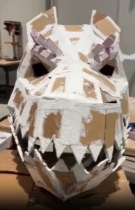 Máscara de dragón de cartón